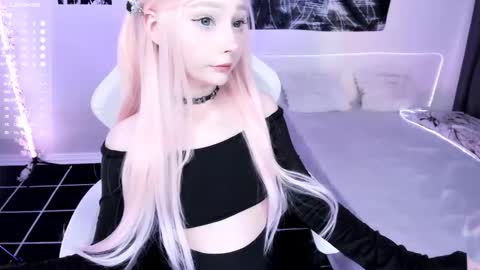 Snapshot of lily_weep chatting on December 17, 2025, 5:24 am Lily online show from December 17, 2025, 5:24 am