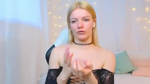 lilydavisss online show from April 24, 2026, 2:47 am