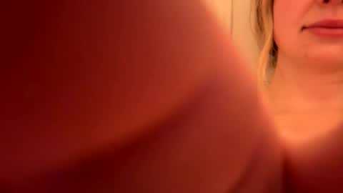 Snapshot of lilymae98 chatting on December 18, 2024, 2:53 am LilyMae online show from December 18, 2024, 2:53 am