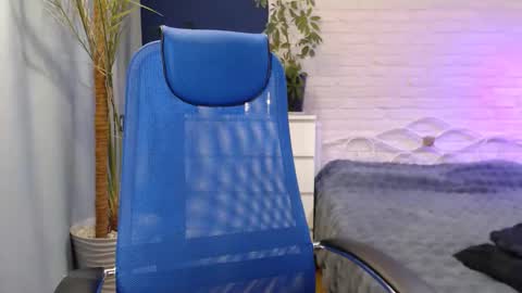 Lily online show from September 25, 2025, 7:56 am