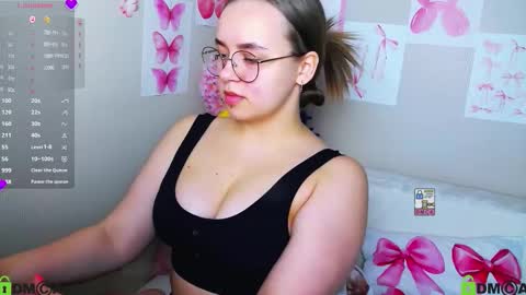 Lily online show from September 12, 2025, 8:03 am