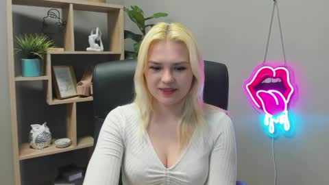 Snapshot of lilysweetxo chatting on May 6, 2026, 6:52 am Lily online show from May 6, 2026, 6:52 am