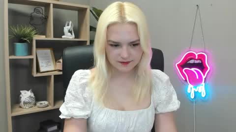 Snapshot of lilysweetxo chatting on May 13, 2026, 7:06 am Lily online show from May 13, 2026, 7:06 am