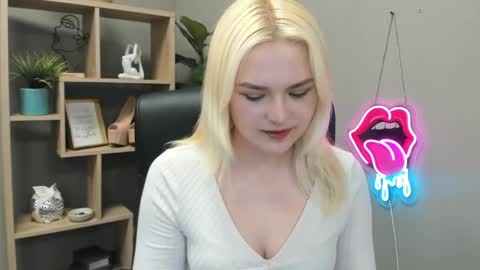 Snapshot of lilysweetxo chatting on May 14, 2026, 6:53 am Lily online show from May 14, 2026, 6:53 am