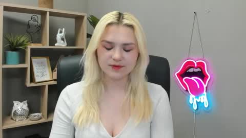 Snapshot of lilysweetxo chatting on June 3, 2026, 6:38 am Lily online show from June 3, 2026, 6:38 am