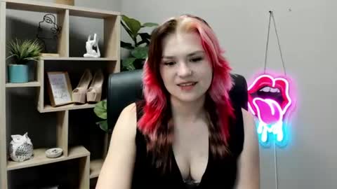 Snapshot of lilysweetxo chatting on June 10, 2026, 6:56 am Lily online show from June 10, 2026, 6:56 am