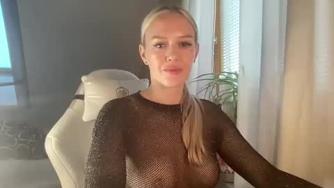 lina_frost online show from December 19, 2025, 12:01 pm