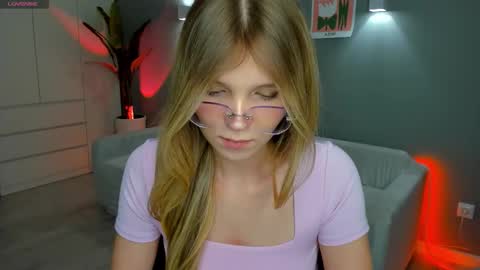 Lina online show from December 15, 2025, 1:59 pm