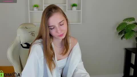 Snapshot of lina_reeds chatting on October 15, 2025, 1:17 am LINA online show from October 15, 2025, 1:17 am