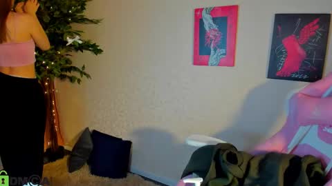 Snapshot of lina_reeds chatting on December 17, 2025, 1:11 am LINA online show from December 17, 2025, 1:11 am