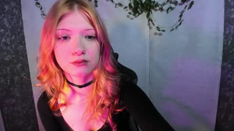 Lina online show from April 7, 2026, 8:09 pm