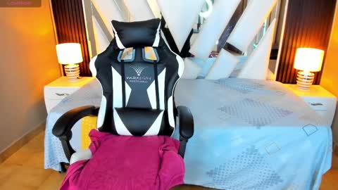  Linda  online show from September 23, 2025, 6:22 pm