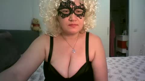 Snapshot of lindaxsmile chatting on February 24, 2025, 7:41 pm LindaXSmile online show from February 24, 2025, 7:41 pm