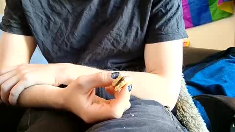 linushugebttm420 online show from April 23, 2026, 12:29 pm