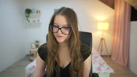 lisa mccoy  online show from November 18, 2025, 2:10 pm