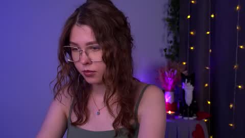 Snapshot of lisa_roses chatting on November 18, 2025, 8:13 pm Lisa online show from November 18, 2025, 8:13 pm