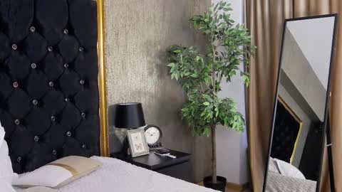 Snapshot of lisacroft chatting on February 26, 2025, 6:15 am lisacroft online show from February 26, 2025, 6:15 am