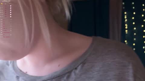 -Lisa- Help me to reach 100 thumbs up3 online show from March 17, 2026, 7:06 pm