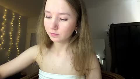 Snapshot of lisasmall chatting on June 18, 2026, 6:12 pm lisasmall online show from June 18, 2026, 6:12 pm