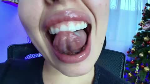 Snapshot of lisbet_21x chatting on December 28, 2024, 10:02 pm Lisbet online show from December 28, 2024, 10:02 pm