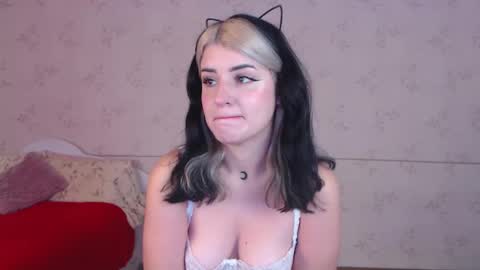 Snapshot of lissalucy chatting on November 26, 2025, 8:37 am Alice Dont forget to thumbs up its very important online show from November 26, 2025, 8:37 am