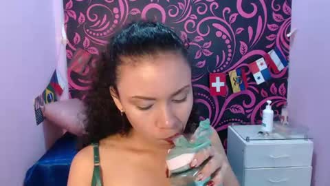 Snapshot of little18doll chatting on July 10, 2026, 12:59 am little18doll online show from July 10, 2026, 12:59 am