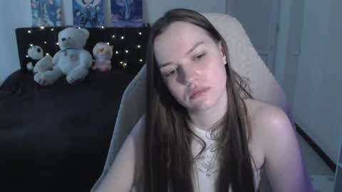 Snapshot of little__flowers chatting on May 8, 2026, 9:25 am little__flowers online show from May 8, 2026, 9:25 am