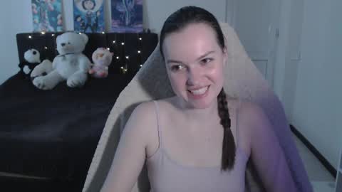Snapshot of little__flowers chatting on May 13, 2026, 9:06 am little__flowers online show from May 13, 2026, 9:06 am