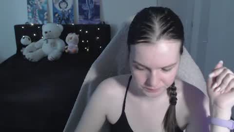 Snapshot of little__flowers chatting on June 12, 2026, 8:57 am little__flowers online show from June 12, 2026, 8:57 am