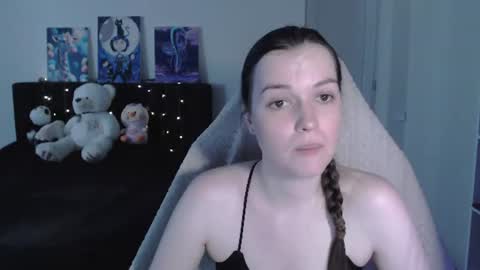 Snapshot of little__flowers chatting on June 20, 2026, 9:34 am little__flowers online show from June 20, 2026, 9:34 am