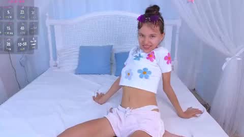 Snapshot of little__lunaa chatting on August 1, 2026, 10:47 am online show from August 1, 2026, 10:47 am