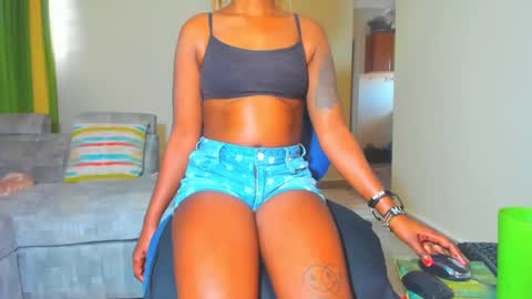 Snapshot of little_africa chatting on January 6, 2025, 8:14 am little_africa online show from January 6, 2025, 8:14 am