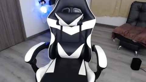 Snapshot of little_amy__ chatting on October 25, 2025, 12:18 am Amelie online show from October 25, 2025, 12:18 am