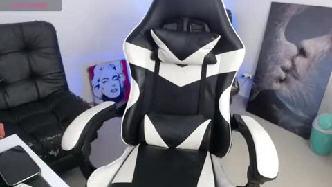 Amelie  online show from May 15, 2026, 11:34 pm