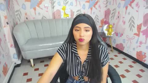 Snapshot of little_angelina_v chatting on November 19, 2025, 1:11 pm Hi Stream 800am to 200pm online show from November 19, 2025, 1:11 pm