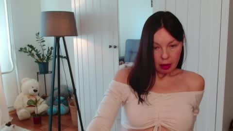 Nicole online show from May 5, 2026, 9:39 am