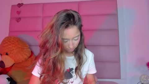 Snapshot of littlee_emma_ chatting on January 31, 2025, 9:27 am littlee_emma_ online show from January 31, 2025, 9:27 am