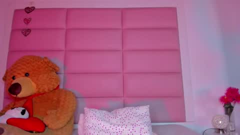 Snapshot of littlee_emma_ chatting on February 2, 2025, 6:26 am littlee_emma_ online show from February 2, 2025, 6:26 am