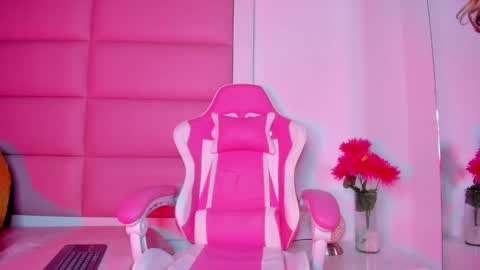 Snapshot of littlee_emma_ chatting on February 26, 2025, 6:37 am littlee_emma_ online show from February 26, 2025, 6:37 am