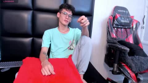 Snapshot of littlemax23 chatting on November 9, 2025, 12:47 pm MAX online show from November 9, 2025, 12:47 pm