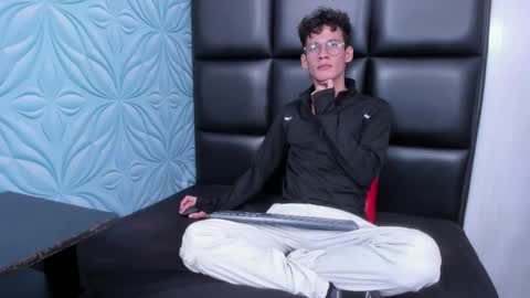 Snapshot of littlemax23 chatting on November 30, 2025, 12:53 pm MAX online show from November 30, 2025, 12:53 pm