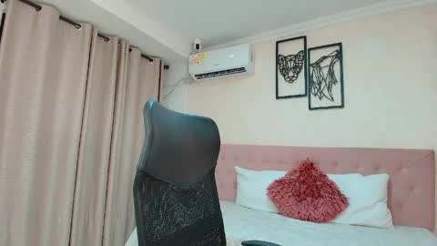 Snapshot of littlemolly_pregnant chatting on May 20, 2026, 1:56 am Sarahs Room online show from May 20, 2026, 1:56 am