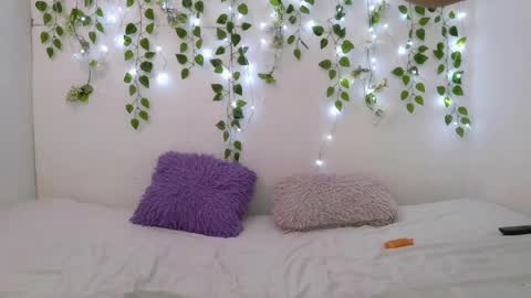 Snapshot of littlemoonx chatting on April 2, 2026, 2:31 am Moon online show from April 2, 2026, 2:31 am