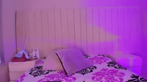 Snapshot of littleoliviia_ chatting on October 22, 2025, 1:55 pm im olivia IG littleolivia01 online show from October 22, 2025, 1:55 pm