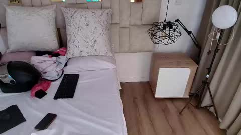 Snapshot of lizz_tender chatting on October 16, 2025, 12:50 pm Lizz online show from October 16, 2025, 12:50 pm