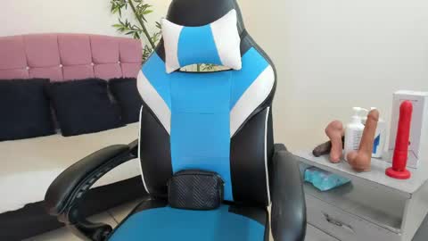 lizzie_williamss online show from May 14, 2026, 3:35 am