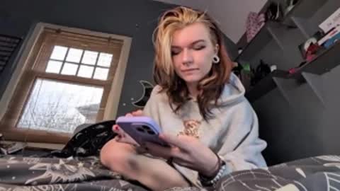 lizzybunny online show from December 4, 2024, 2:04 pm