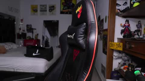 logan_hugh8 online show from April 30, 2026, 11:31 pm