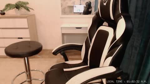  Lola  online show from February 4, 2025, 8:02 am