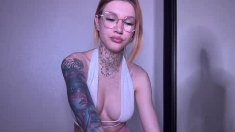 Adelia online show from May 3, 2026, 7:31 pm